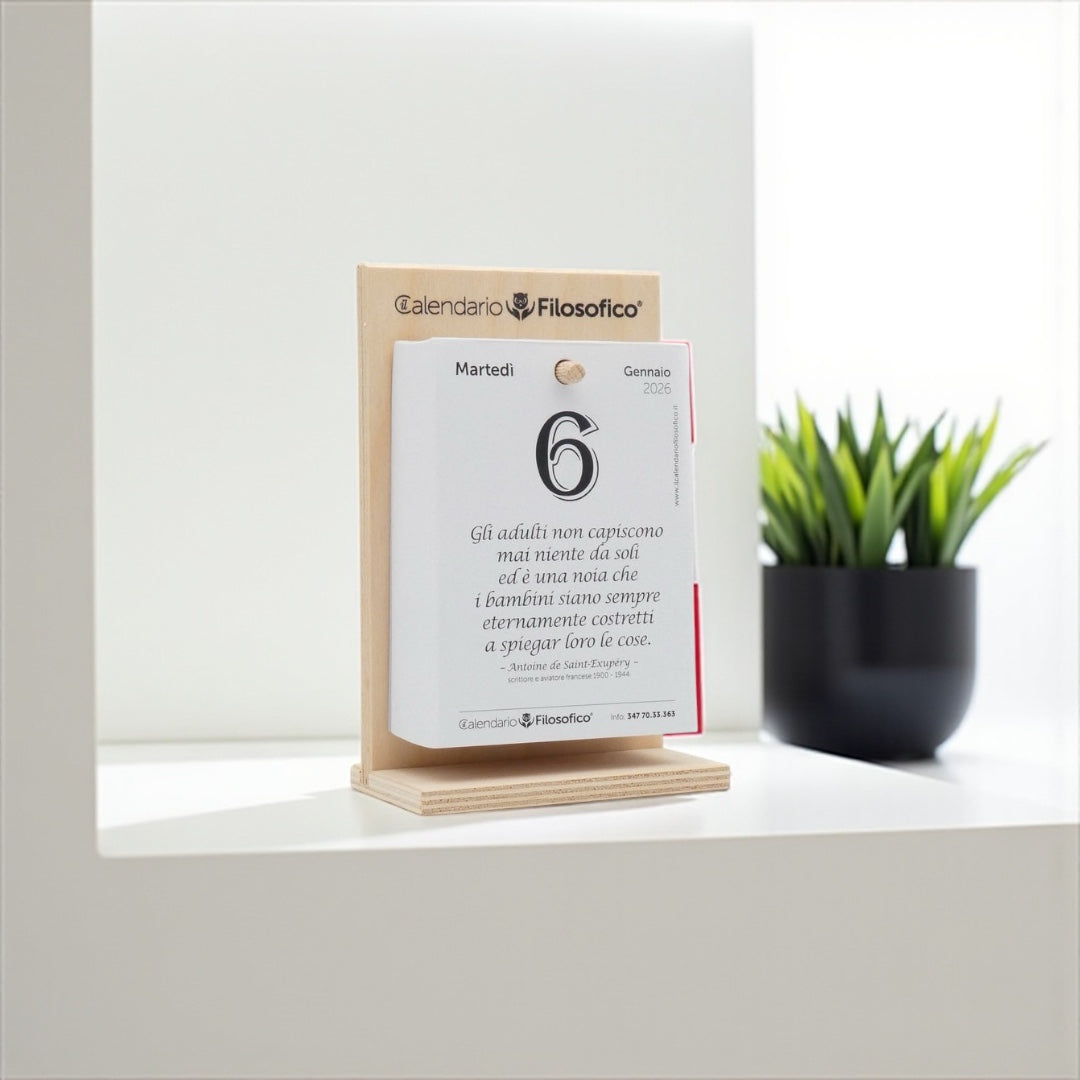 Calendario Filosofico 2026 - A6 PICCOLO  10x14 cm - con Supporto in Legno