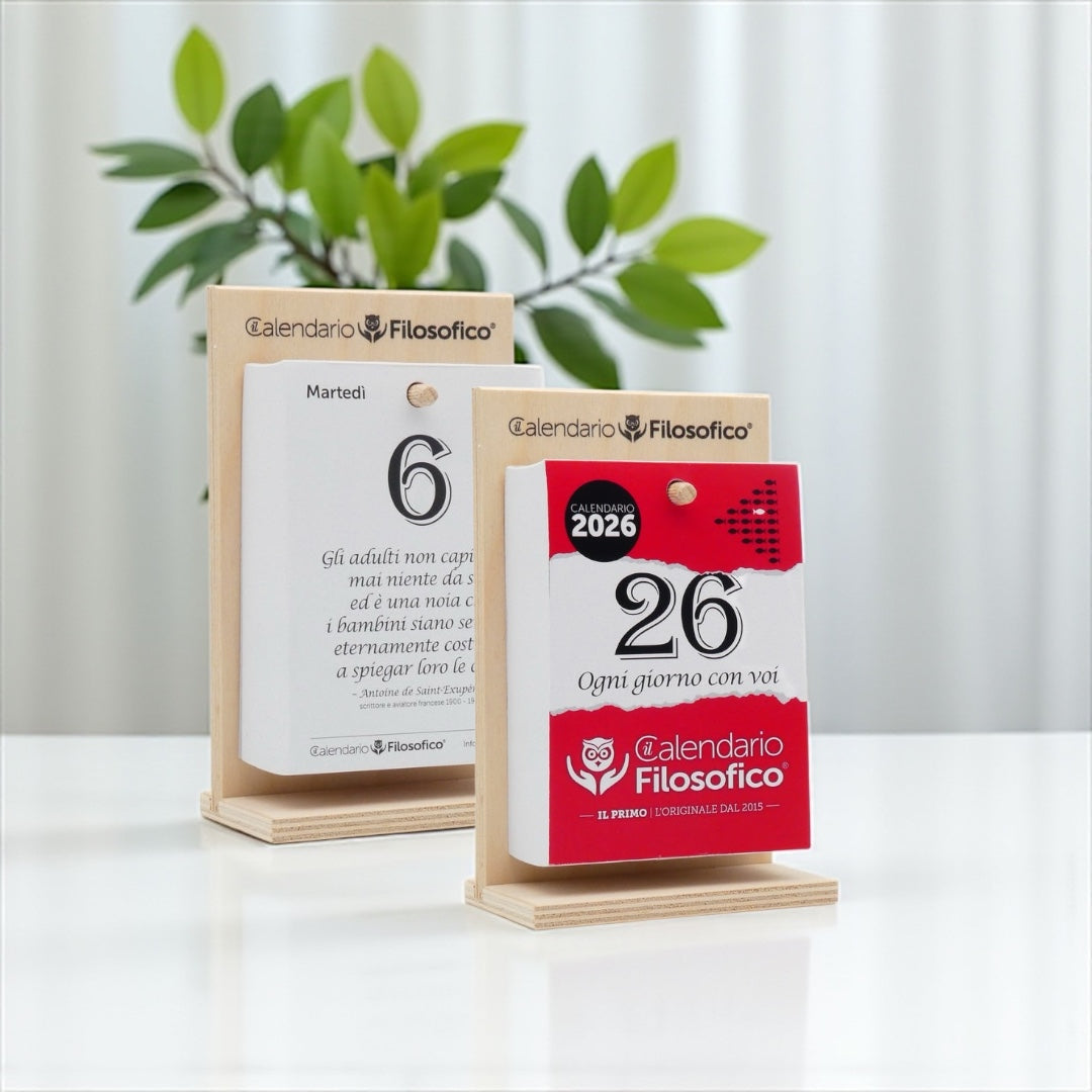 Calendario Filosofico 2026 - A6 PICCOLO  10x14 cm - con Supporto in Legno